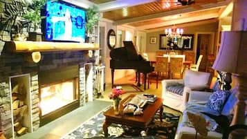 Smart TV, chimenea, libros y estéreo