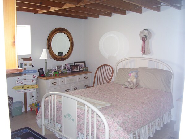 2 bedrooms, desk, iron/ironing board, travel cot