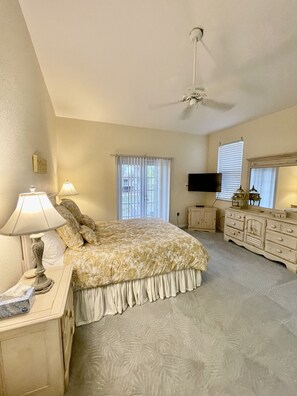 3 slaapkamers, een strijkplank/strijkijzer, reisbedje, gratis wifi