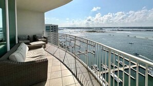 A balcony with a view of a marina and boats. - Renovated Caribe Penthouse 3/3 Sleeps 12 (Orange Beach)