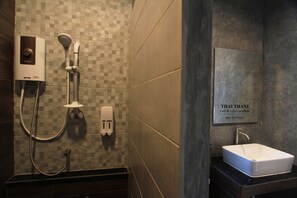 Ducha, artículos de tocador gratuitos, toallas