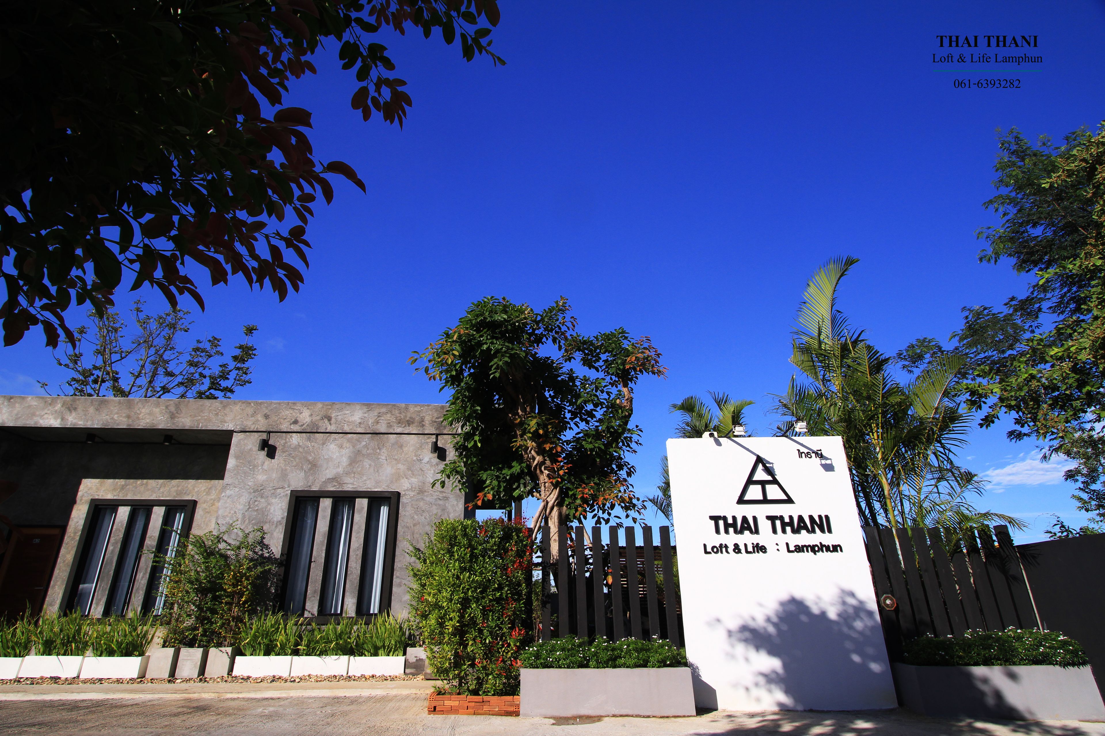 Un bâtiment moderne sur lequel on peut lire l’inscription suivante : « Thai Thani Loft & Life Lamphun ».