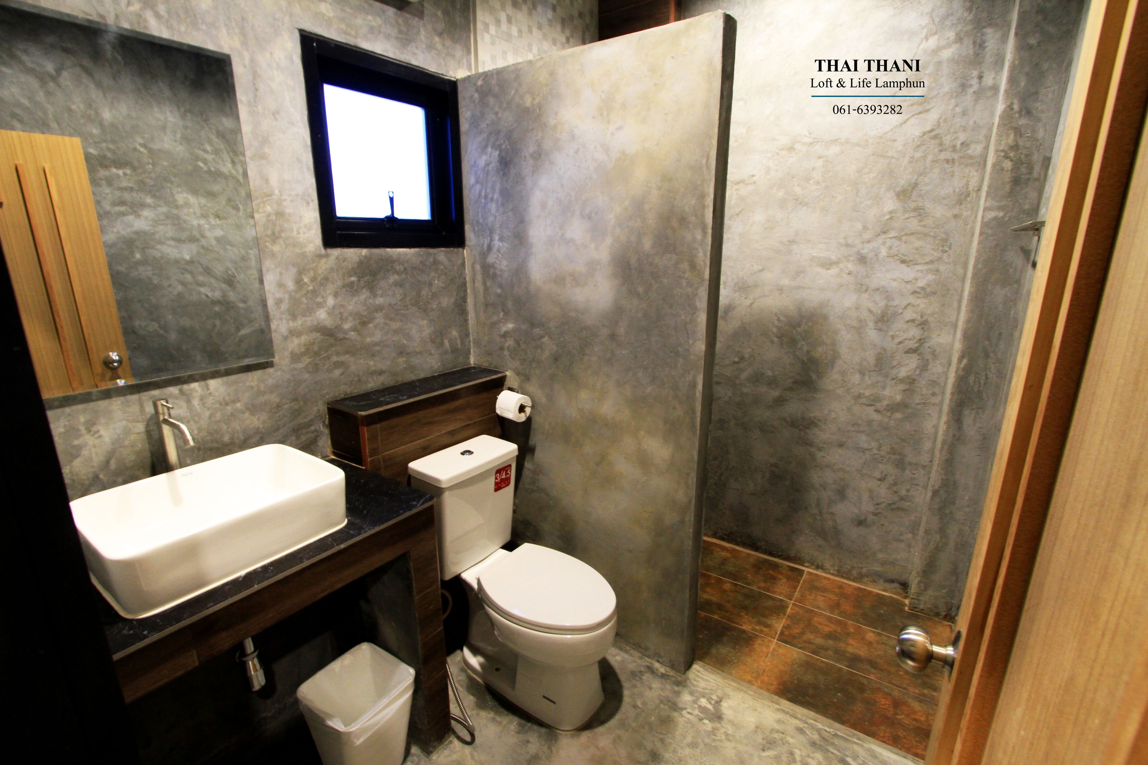 Un baño con lavamanos, inodoro y ducha blancos.