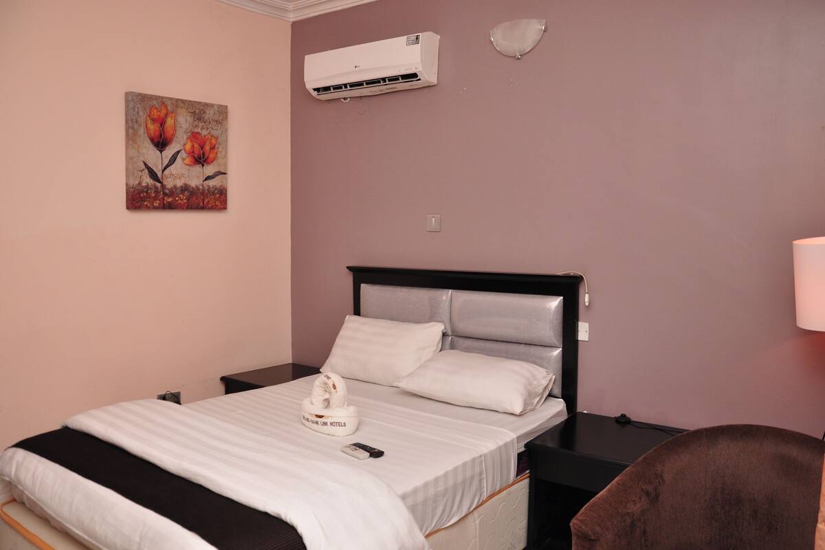 Desk, laptop workspace, WiFi (free), bed sheets