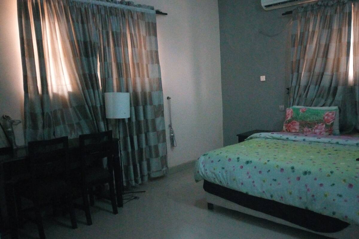 Penthouse | Desk, laptop workspace, WiFi (free), bed sheets