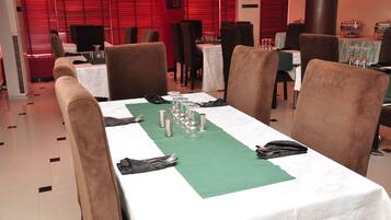 Der serveres morgenmad, frokost og aftensmad