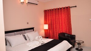 Desk, laptop workspace, free WiFi, bed sheets - Grand Bank Link Hotel (Ota)