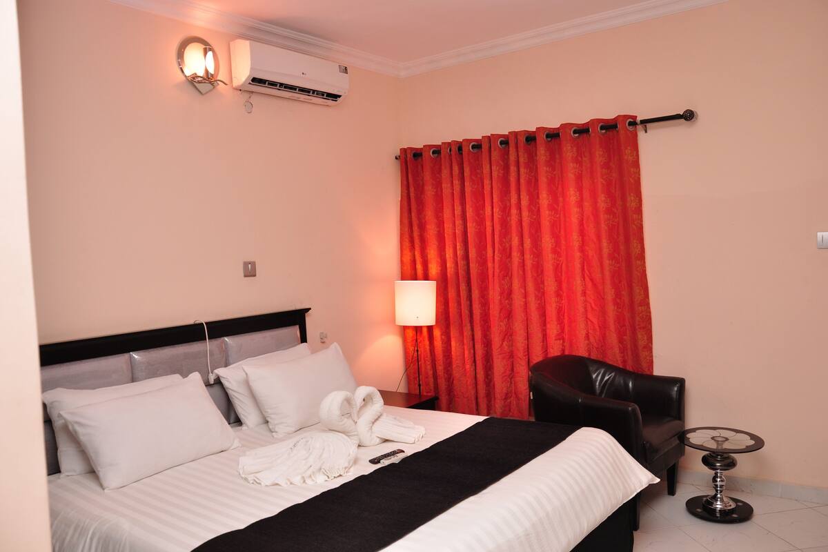 Desk, laptop workspace, WiFi (free), bed sheets