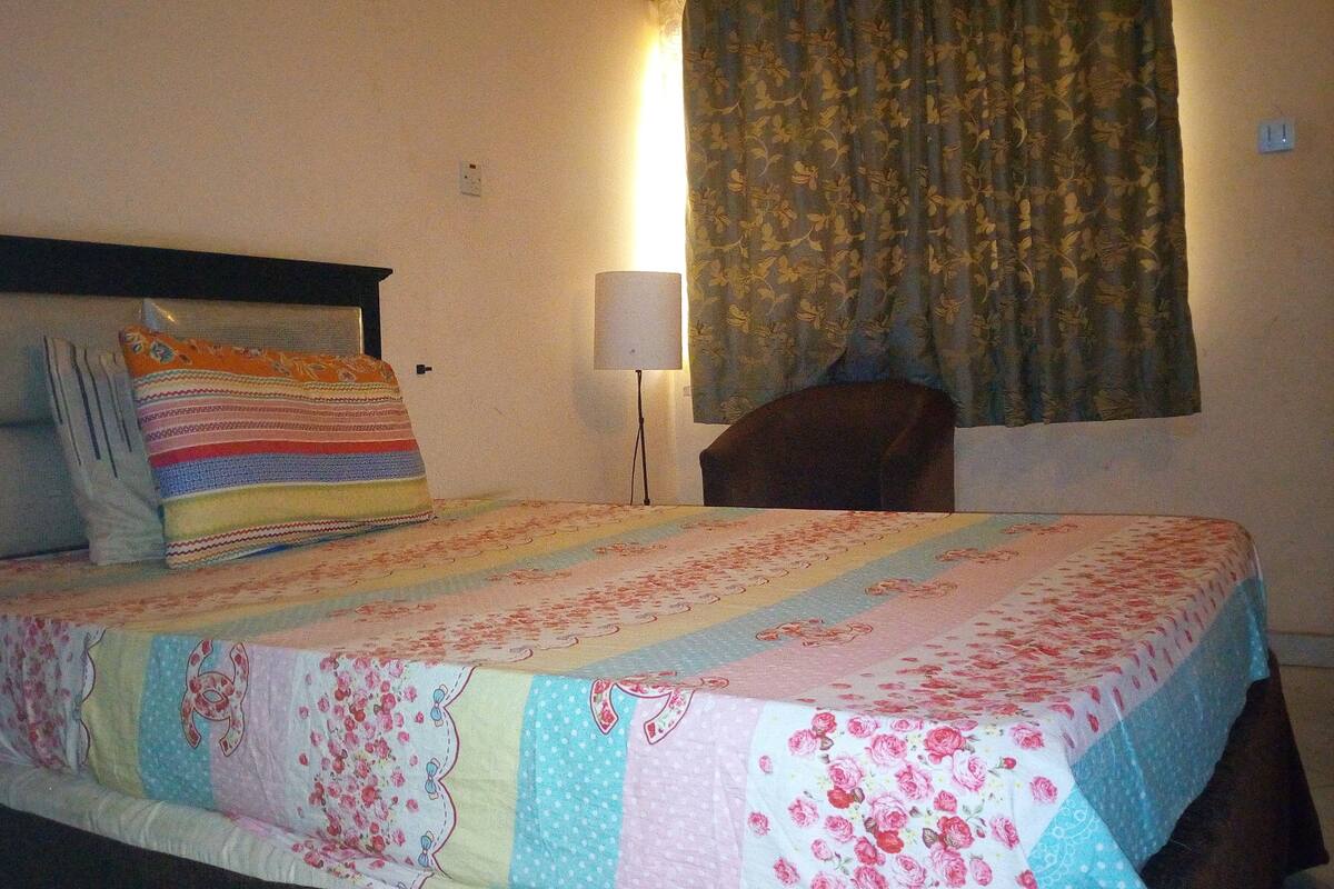 Executive Room | Desk, laptop workspace, WiFi (free), bed sheets