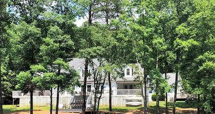 A Taste Of Southern Charm 9 Bedrooms 5 Baths- includes 3 bedroom guest cottage