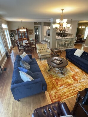 Tv, eldstad, dvd-spelare och ett bordtennisbord