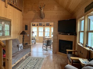 TV, peis, DVD-spiller og bøker