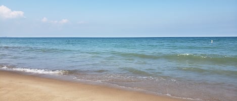 Beach nearby, sun-loungers, beach towels
