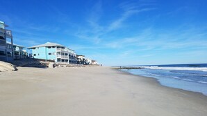 Une plage avec des bâtiments en arrière-plan.