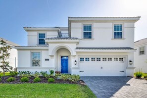 Welcoming ambiance of the home in Davenport Florida - Beautiful entrance with garage - Stay in this modern oasis located in Champions Gate Resort in Davenport - Disney near: 9BR Oasis w Pool & Game Room (Davenport)