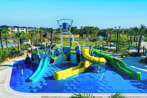 Parque acuático con toboganes y zona de piscina.