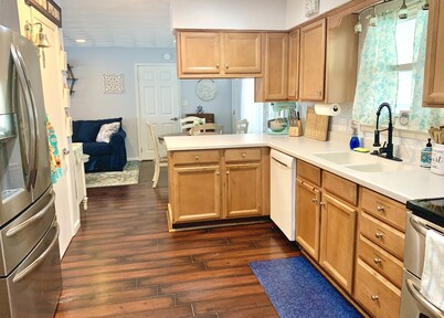 Beach Family Time Enjoy The Backyard Pool And Sunroom