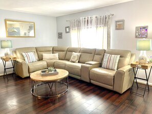 Smart-tv, een open haard, een dvd-speler en een filmbibliotheek