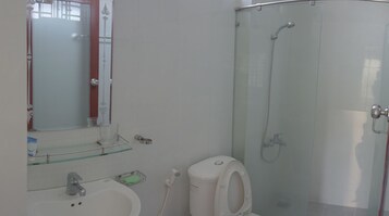 Habitación doble | Baño | Ducha, artículos de higiene personal gratuitos, zapatillas y toallas