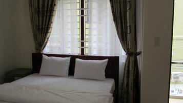 Tweepersoonskamer, balkon | Een minibar, een bureau, gratis wifi