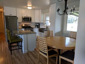 Kylskåp, mikrovågsugn, ugn och spishäll