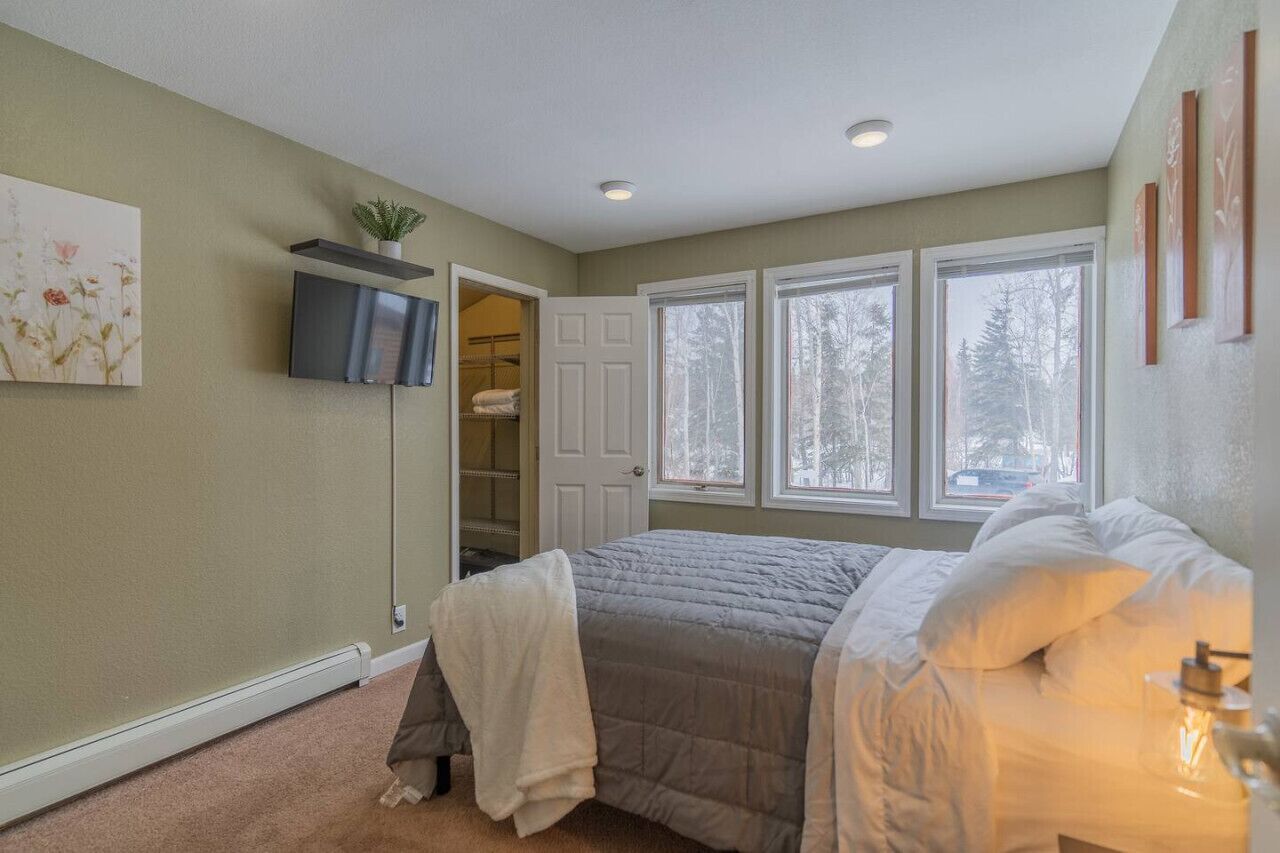 3 bedrooms, desk, iron/ironing board, travel cot