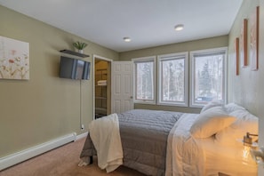 3 quartos, escrivaninha, ferros/tábuas de passar roupa, berço de viagem