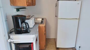 Réfrigérateur, micro-ondes, plaque de cuisson, cafetiÚre/bouilloire