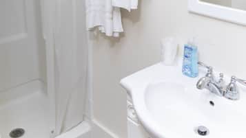 Douche, serviettes fournies, savon, papier toilette