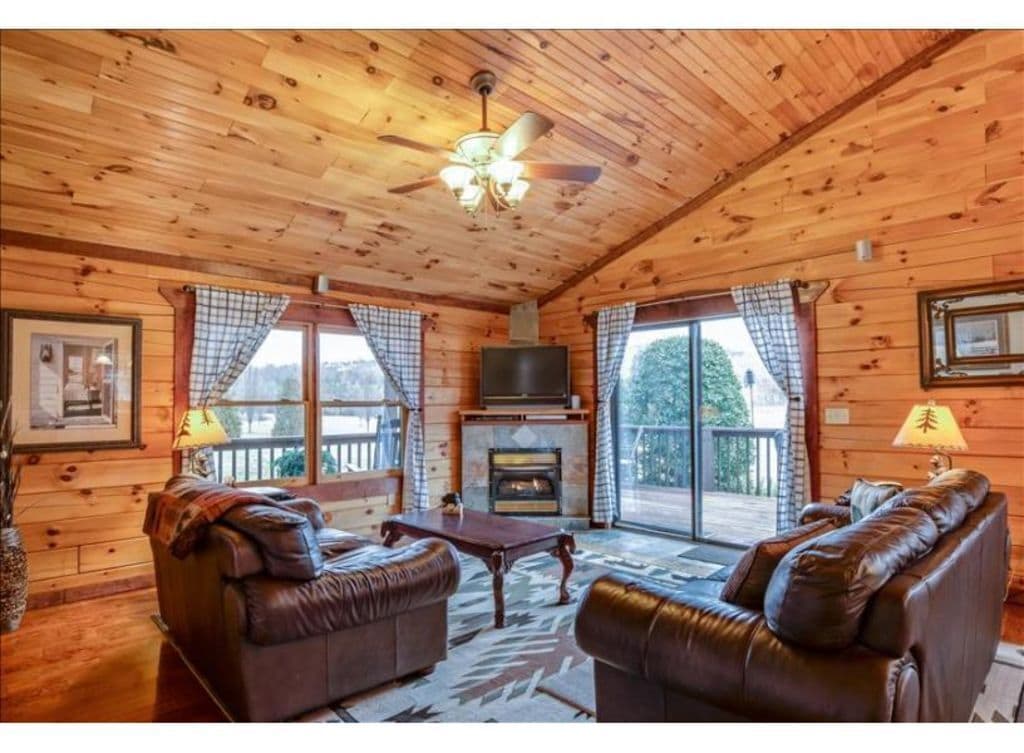 Een televisie en boeken