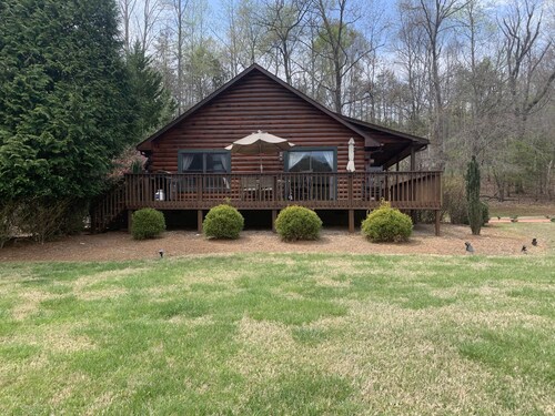 Ridge View Cabin with Fireplace Pet Friendly 2.7 miles from TIEC