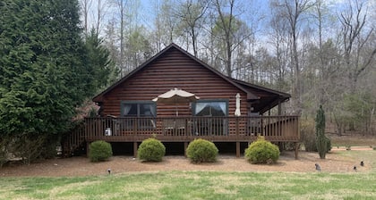 Ridge View Cabin with Fireplace Pet Friendly 2.7 miles from TIEC