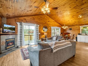 TV, books - Ridge View Cabin with Fireplace Pet Friendly 2.7 miles from TIEC (Tryon)