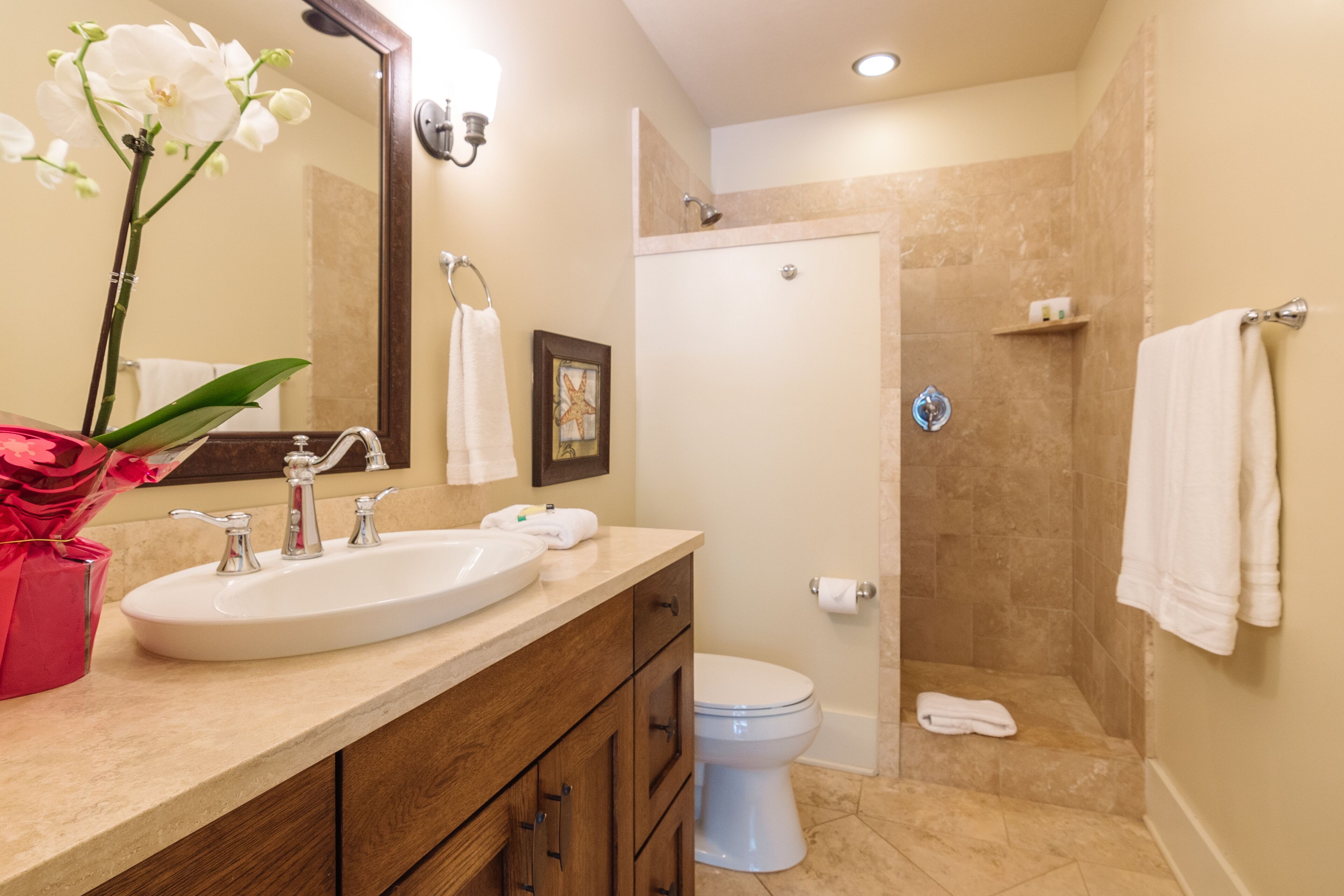 Un bagno con lavandino, specchio e water.