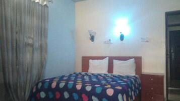 Habitación ejecutiva | Escritorio y ropa de cama