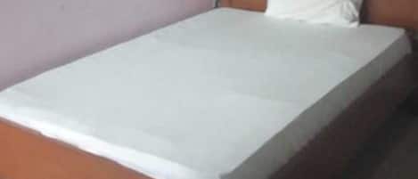 Habitación estándar | Escritorio y ropa de cama