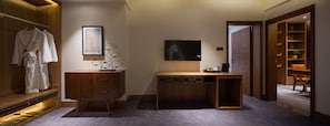 Suite Deluxe | Área de sala de estar | Televisión de pantalla plana