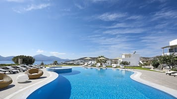 Una piscina al aire libre, tumbonas