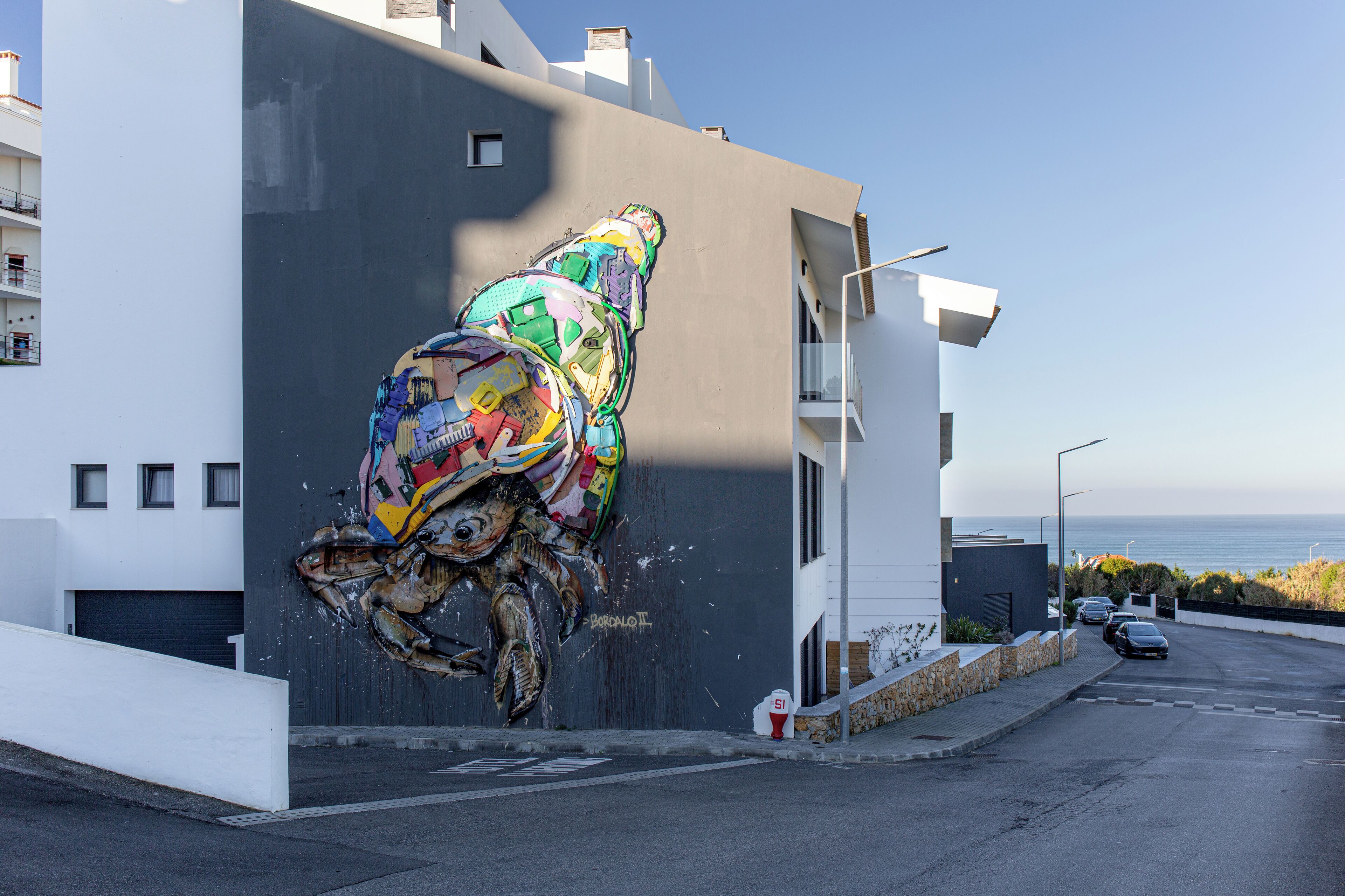 Un bâtiment moderne orné d’une grande fresque sur l’un de ses murs.