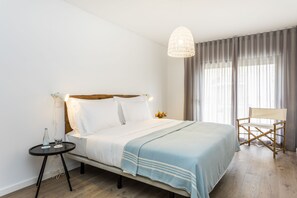 In-room safe, desk, blackout curtains, soundproofing - You and the sea (Mafra)