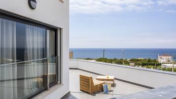 ์ํผ๋ฆฌ์ด ์ํํธ, ์นจ์ค 3๊ฐ, ๋ฐ๋ค ์ ๋ง | ๊ฐ์ค์์ ๋ณด์ด๋ ์ ๋ง