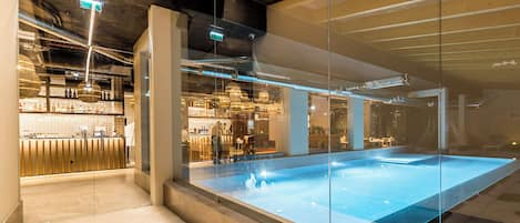 Inomhuspool, utomhuspool, parasoller och solstolar