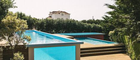 Sisäuima-allas, ulkouima-allas, aurinkovarjoja, aurinkotuoleja