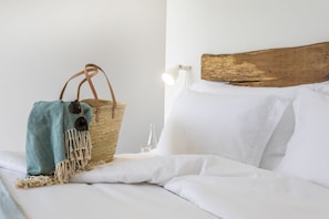 In-room safe, desk, blackout drapes, soundproofing - You and the sea (Mafra)