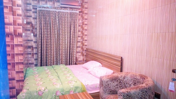 Desk, iron/ironing board (on request), WiFi (free), bed sheets