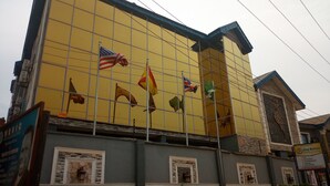 Eine Gebäudefassade mit mehreren Flaggen, darunter die amerikanische Flagge, und einem Schild für das King Solomon Hotel & Suites.
