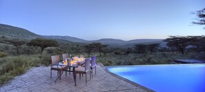 Outdoor pool, pool umbrellas, sun loungers - Spirit Of The Masai Mara (Maasai Mara)