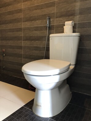 Suihku, ilmaiset hygieniatuotteet, hiustenkuivaaja, tohvelit