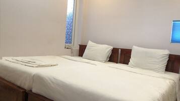 Twin kamer | Een kluis op de kamer, een bureau, verduisterende gordijnen