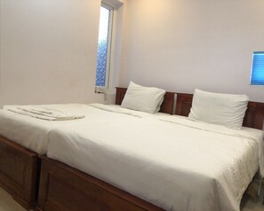 Quarto duplo | Cofres nos quartos, escrivaninha, cortinas blackout